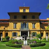 Das Lenbachhaus in der Luisenstraße 33 fällt jedem Münchenbesucher direkt ins Auge. Die wunderschöne Stadtvilla wurde erbaut von Franz von Lenbach. Seine Absicht war es, einen Kunstpalast zu erstellen, der alles Dargewesene in der Schatten stellen sollte. Ob ihm das gelungen ist, müssen die Besucher selbst beurteilen. Einen Besuch ist die  Kunstsammlung des Lenbachhauses allemal wert. 1924 wurde das Haus an die Stadt München verkauft und  beherbergt seitdem eine ständige und wechselnde Ausstellungen. Unter anderem gehören mehrere Werke von Beuys zur ständigen Ausstellung. Der Fokus liegt allerdings auf in München arbeitetenden Künstlern des 19. und 20. Jahrhunderts.