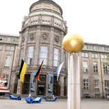 Das Deutsche Museum wird jährlich von 1,5 Millionen Menschen besucht. Damit ist das Deutsche Musseum eines der meist besuchten Museen in Deutschland. Hier findet man eine Sammlung aus rund 28.000 Objekte aus etwa 50 Bereichen der Naturwissenschaften und der Technik. Die Inhalte sollen den Besuchern möglichst verständlich und interessant näher gebracht werden. Auch im Deutschen Museum gelten besondere Corona-Maßnahmen.