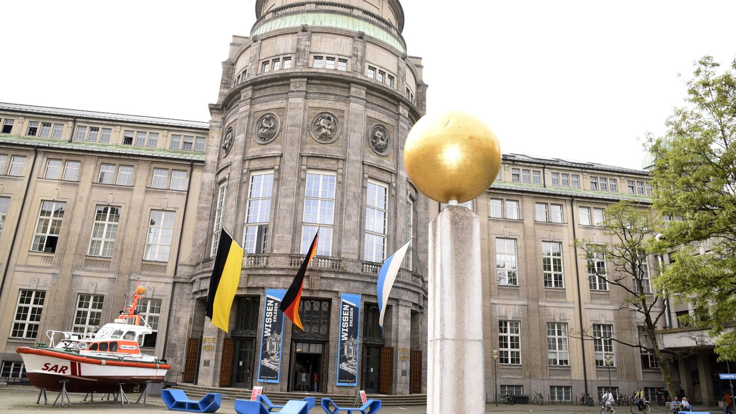 Das Deutsche Museum wird jährlich von 1,5 Millionen Menschen besucht. Damit ist das Deutsche Musseum eines der meist besuchten Museen in Deutschland. Hier findet man eine Sammlung aus rund 28.000 Objekte aus etwa 50 Bereichen der Naturwissenschaften und der Technik. Die Inhalte sollen den Besuchern möglichst verständlich und interessant näher gebracht werden. Auch im Deutschen Museum gelten besondere Corona-Maßnahmen.
