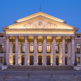 Ein Abend in der Bayerischen Staatsoper gehört einfach zum Münchenbesuch dazu. Durch die Abstandregelungen bedingt durch die Corona-Pandemie ist es nicht leicht an Karten zu kommen. Dennoch sollten Sie sich den Besuch in der Oper, wenn möglich, nicht entgehen lassen. Die Bayerische Staatsoper blickt auf eine lange Geschichte zurück. Bereits um 1700 wurden hier Uraufführungen präsentiert. Informationen zu Vostellungen und Ticketverkauf finden Sie hier.
