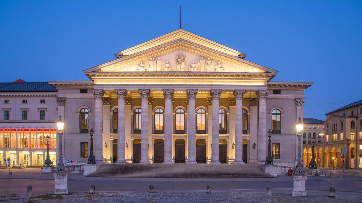 Ein Abend in der Bayerischen Staatsoper gehört einfach zum Münchenbesuch dazu. Durch die Abstandregelungen bedingt durch die Corona-Pandemie ist es nicht leicht an Karten zu kommen. Dennoch sollten Sie sich den Besuch in der Oper, wenn möglich, nicht entgehen lassen. Die Bayerische Staatsoper blickt auf eine lange Geschichte zurück. Bereits um 1700 wurden hier Uraufführungen präsentiert. Informationen zu Vostellungen und Ticketverkauf finden Sie hier.
