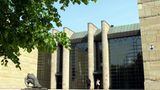 Die Neue Pinakothek befindet sich ebenfalls auf dem Kunstareal München. Hier findet man vor allem Kunst aus dem 19.Jahrhundert. Die Neue Pinakothek ist damit das Bindeglied zwischen der Alten Pinakothek und der Pinakothek der Moderne, die sich ebenfalls auf dem Kunstareal befinden. Derzeit werden nur Teile der Ausstellung in Räumen der Alten Pinakothek präsentiert, da das Museeum für bislang unbestimmte Zeit saniert wird.