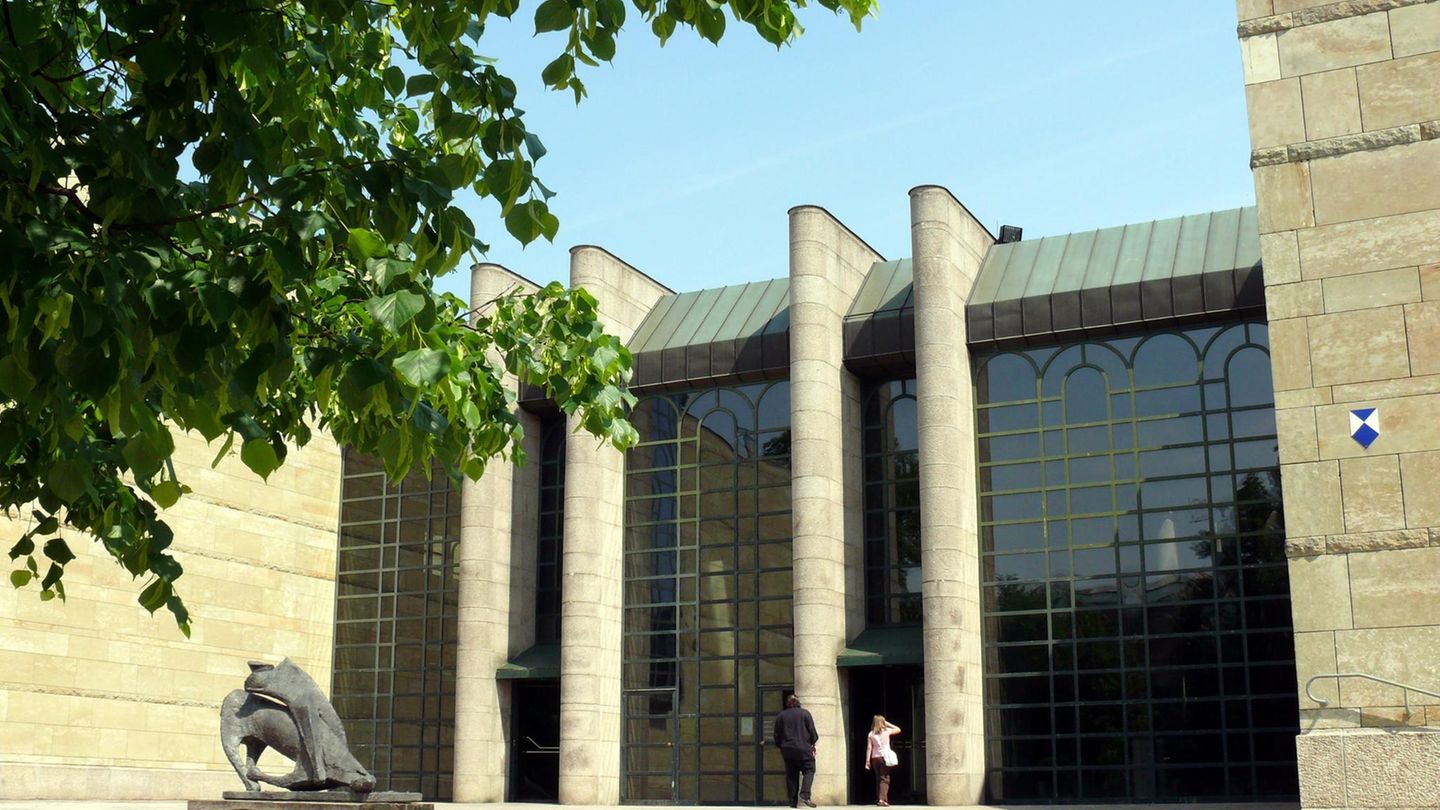 Die Neue Pinakothek befindet sich ebenfalls auf dem Kunstareal München. Hier findet man vor allem Kunst aus dem 19.Jahrhundert. Die Neue Pinakothek ist damit das Bindeglied zwischen der Alten Pinakothek und der Pinakothek der Moderne, die sich ebenfalls auf dem Kunstareal befinden. Derzeit werden nur Teile der Ausstellung in Räumen der Alten Pinakothek präsentiert, da das Museeum für bislang unbestimmte Zeit saniert wird.