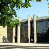 Die Neue Pinakothek befindet sich ebenfalls auf dem Kunstareal München. Hier findet man vor allem Kunst aus dem 19.Jahrhundert. Die Neue Pinakothek ist damit das Bindeglied zwischen der Alten Pinakothek und der Pinakothek der Moderne, die sich ebenfalls auf dem Kunstareal befinden. Derzeit werden nur Teile der Ausstellung in Räumen der Alten Pinakothek präsentiert, da das Museeum für bislang unbestimmte Zeit saniert wird.