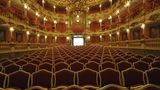 Das wunderschöne Cuvilliéstehater ist im Rokokostil errichtet. Prunkvoll wäre wohl noch untertrieben, um diesen Theatersaal zu beschreiben. Das Theater ist eine Spielstätte des Residenztheaters und gilt als das bedeutendste Rokokotheater Deutschlands. Wer Karten ergattern kann, sollte sich eine Vorstellung auf keinen Fall entgehen lassen. Informationen zur Kartenbestellung und zu den Corona-Vorsichtsmaßnahmen findet man hier.