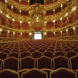 Das wunderschöne Cuvilliéstehater ist im Rokokostil errichtet. Prunkvoll wäre wohl noch untertrieben, um diesen Theatersaal zu beschreiben. Das Theater ist eine Spielstätte des Residenztheaters und gilt als das bedeutendste Rokokotheater Deutschlands. Wer Karten ergattern kann, sollte sich eine Vorstellung auf keinen Fall entgehen lassen. Informationen zur Kartenbestellung und zu den Corona-Vorsichtsmaßnahmen findet man hier.