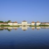 In Neuhausen-Nymphenburg findet man ein Wahrzeichen Münchens: das Schloss Nymphenburg. Jahrhundertelang war es das Residenzschloss der Wittelsbacher. Ein Besuch lohnt sich nicht nur wegen der eindrucksvollen Parkanlage, sondern auch der prunkvollen Innenausstattung wegen. Derzeit ist das Schloss für Besichtigungen teilweise geöffnet. Die Besucheranzahl ist begrenzt. Genaue Informationen findet man auf www.schloss-nymphenburg.de. 