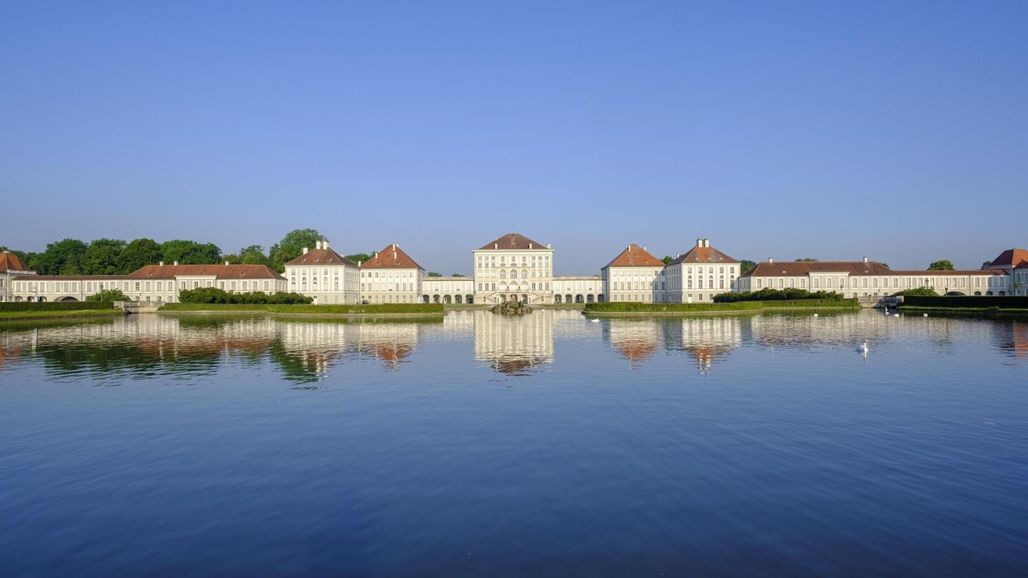 In Neuhausen-Nymphenburg findet man ein Wahrzeichen Münchens: das Schloss Nymphenburg. Jahrhundertelang war es das Residenzschloss der Wittelsbacher. Ein Besuch lohnt sich nicht nur wegen der eindrucksvollen Parkanlage, sondern auch der prunkvollen Innenausstattung wegen. Derzeit ist das Schloss für Besichtigungen teilweise geöffnet. Die Besucheranzahl ist begrenzt. Genaue Informationen findet man auf www.schloss-nymphenburg.de. 