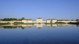 In Neuhausen-Nymphenburg findet man ein Wahrzeichen Münchens: das Schloss Nymphenburg. Jahrhundertelang war es das Residenzschloss der Wittelsbacher. Ein Besuch lohnt sich nicht nur wegen der eindrucksvollen Parkanlage, sondern auch der prunkvollen Innenausstattung wegen. Derzeit ist das Schloss für Besichtigungen teilweise geöffnet. Die Besucheranzahl ist begrenzt. Genaue Informationen findet man auf www.schloss-nymphenburg.de. 