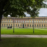 In der Alten Pinakothek finden Besucher Gemälde aus dem 14. bis zum 18. Jahrhundert. Rund 700 Werke aus dieser Zeit werden hier ausgestellt. Aber auch wechselnde Ausstellung kann man sich hier anschauen. Bis November stellt das Musseum noch Werke Raffael aus. Der zwar schon vor 500 Jahren lebte, aber vor allem im 19.Jahrhundert berühmt wurde. Wer sich über aktuelle Corona-Maßnahmen in der Alten Pinakothek informieren will, kann das hier tun.