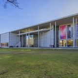 Die Pinakothek der Moderne wurde 2002 eröffnet. Hier finden Besucher moderen Kunst des 20. Jahrhunderts. Von Henri Matisse bis Paul Klee findet man hier wesentliche Künstler der Moderne. Aufgeteilt sind die Bereiche in vier Kategorien: Kunst, Graphik, Design, Architektur. Auch hier müssen derzeit bestimmte Corona-Vorsichtsmaßnahmen eingehalten werden. Weitere Informationen gibt es hier.