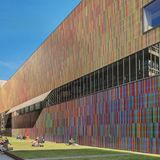 Das Kunstareal München ist der Schmelztiegel der Kunst in München. Dazu gehören vierzehn Museen und Ausstellungshäuser, elf kulturelle Einrichtungen und sechs Hochschulen. Mitten in der Maxvorstadt gelegen, ist das Kunstareal ein Muss bei einem Besuch in München, wenn man sich für Kunst und Kultur interessiert.