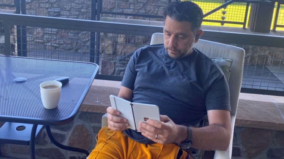 Surface Duo: Microsofts Hardware-Chef zeigt neuartiges Klapp-Telefon beim Morgenkaffee