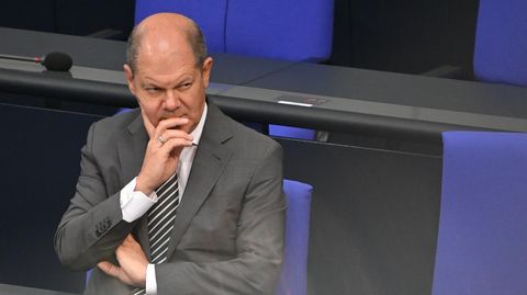Bundesfinanzminister Olaf Scholz skeptisch auf der Regierungsbank