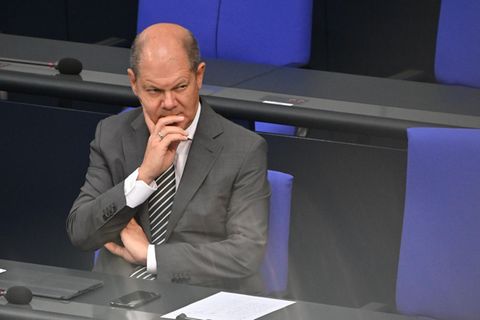 Bundesfinanzminister Olaf Scholz skeptisch auf der Regierungsbank