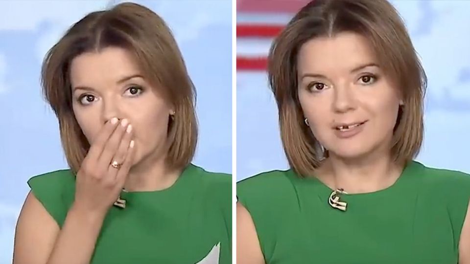 Moderatorin Links hält sich eine Moderatorin in grünem Top eine Hand vor den Mund, rechts sieht man, dass ihr ein Schneidezahn fehlt