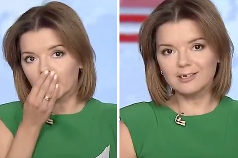 Links hält sich eine Moderatorin in grünem Top eine Hand vor den Mund, rechts sieht man, dass ihr ein Schneidezahn fehlt