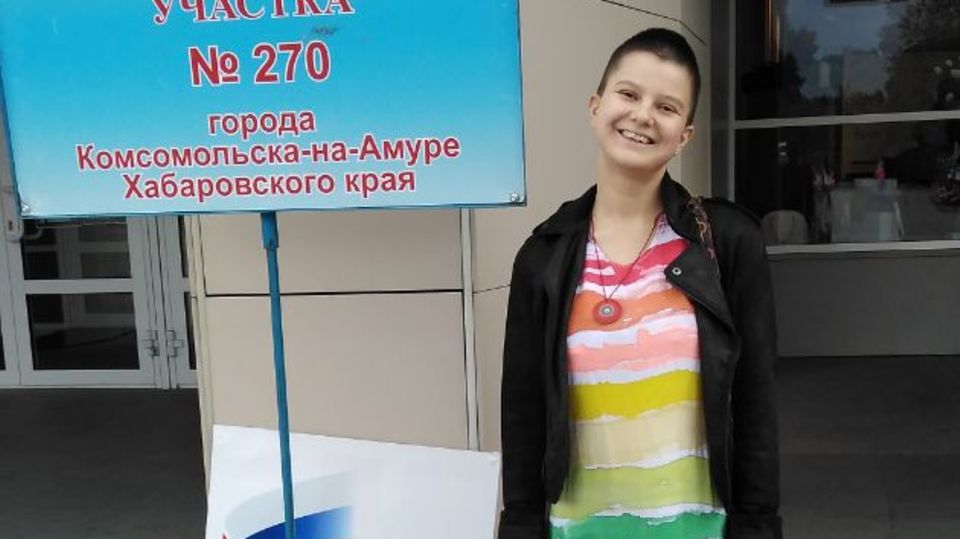 Russland: Russland, Komsomolsk am Amur: Künstlerin Julia Zwetkowa während sie vor der Wahlkommission des Bezirks Nr. 270 der Stadt Komsomolsk am Amur des Chabarowsker Regions steht Russland, Komsomolsk am Amur: Künstlerin Julia Zwetkowa während sie vor der Wahlkommission des Bezirks Nr. 270 der Stadt Komsomolsk am Amur des Chabarowsker Regions steht
