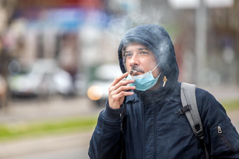 Coronavirus: Ein Mann raucht eine Zigarette