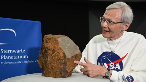 DLR-Meteoritenexperte Dieter Heinlein mit dem Steinmeteoriten aus Blaubeuren