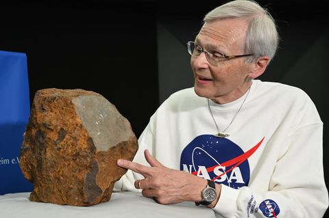 DLR-Meteoritenexperte Dieter Heinlein mit dem Steinmeteoriten aus Blaubeuren