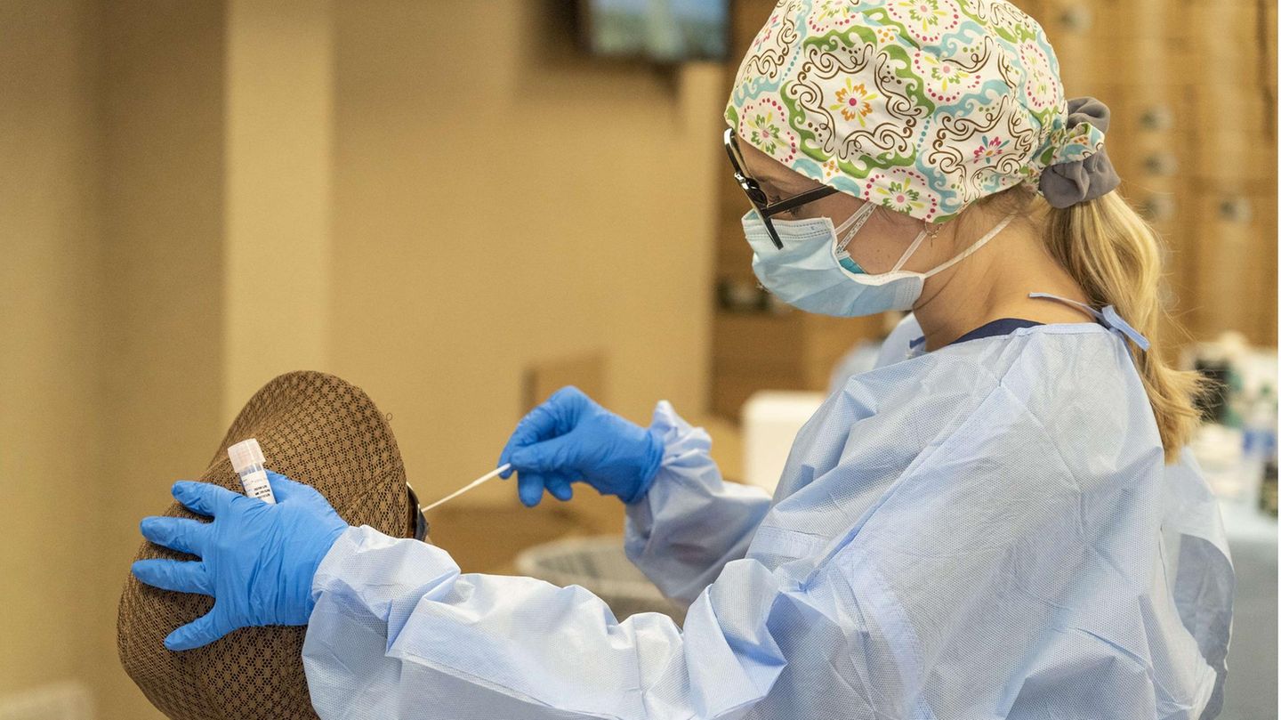 Texas Coronavirus: Eine Frau nimmt einen Abstrich