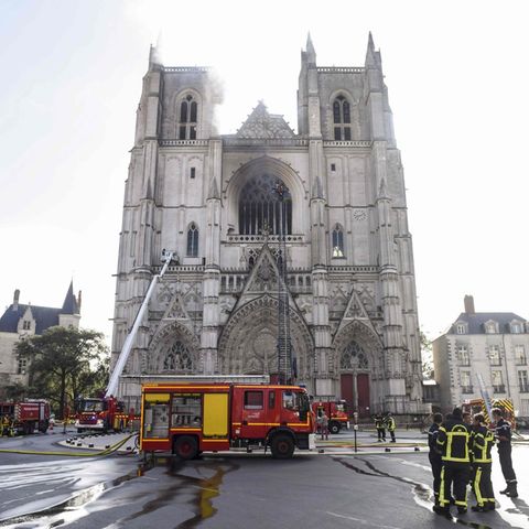 Großbrand in Kathedrale von Nantes - Rauch steigt aus dem Kirchengebäude auf