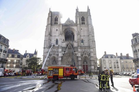 Großbrand in Kathedrale von Nantes - Rauch steigt aus dem Kirchengebäude auf