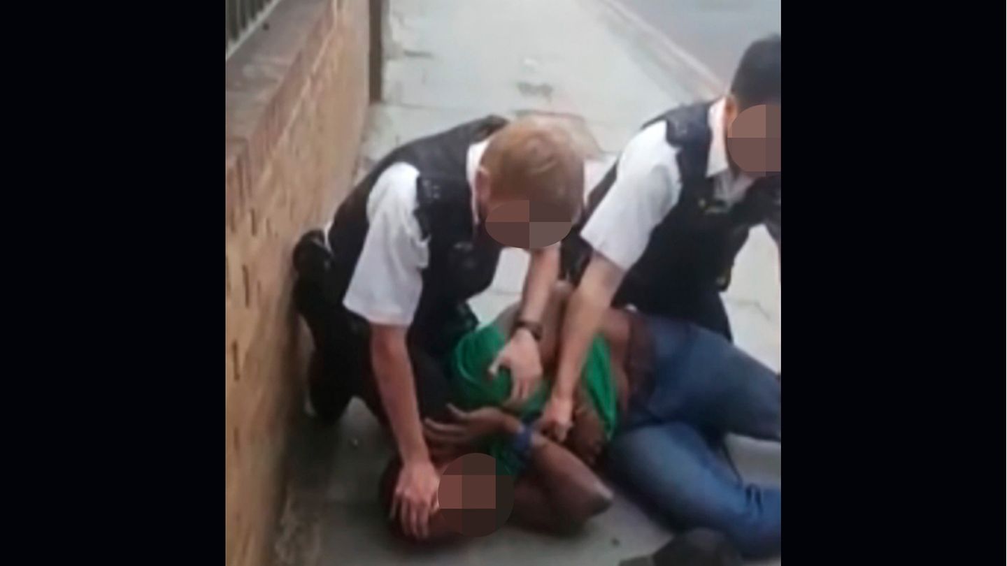 Standbild aus einer Videoaufnahme von einer Festnahme in London