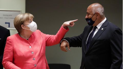 Mit ihrem linken Zeigefinger zeigt Bundeskanzlerin Angela Merkel, dass Bulgariens Ministerpräsident seine Maske falsch trägt