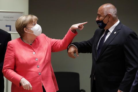 Mit ihrem linken Zeigefinger zeigt Bundeskanzlerin Angela Merkel, dass Bulgariens Ministerpräsident seine Maske falsch trägt
