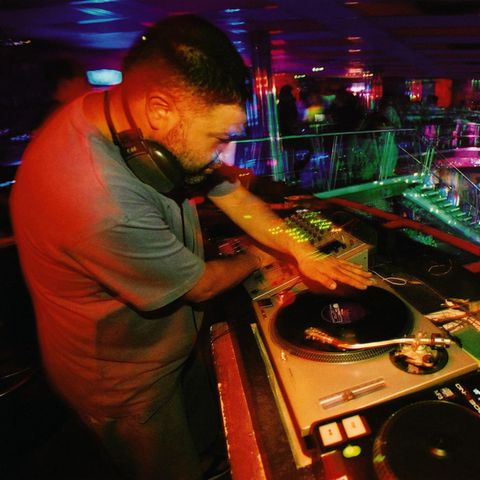 DJ am Goldstrand vor der Coronavirus-Pandemie