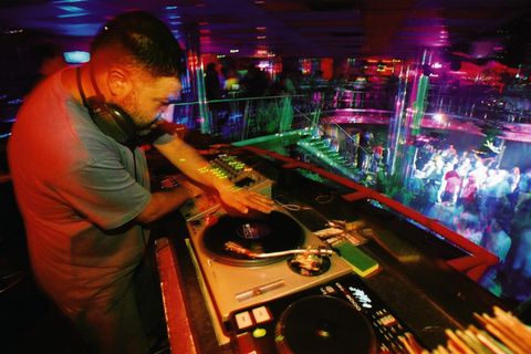 DJ am Goldstrand vor der Coronavirus-Pandemie