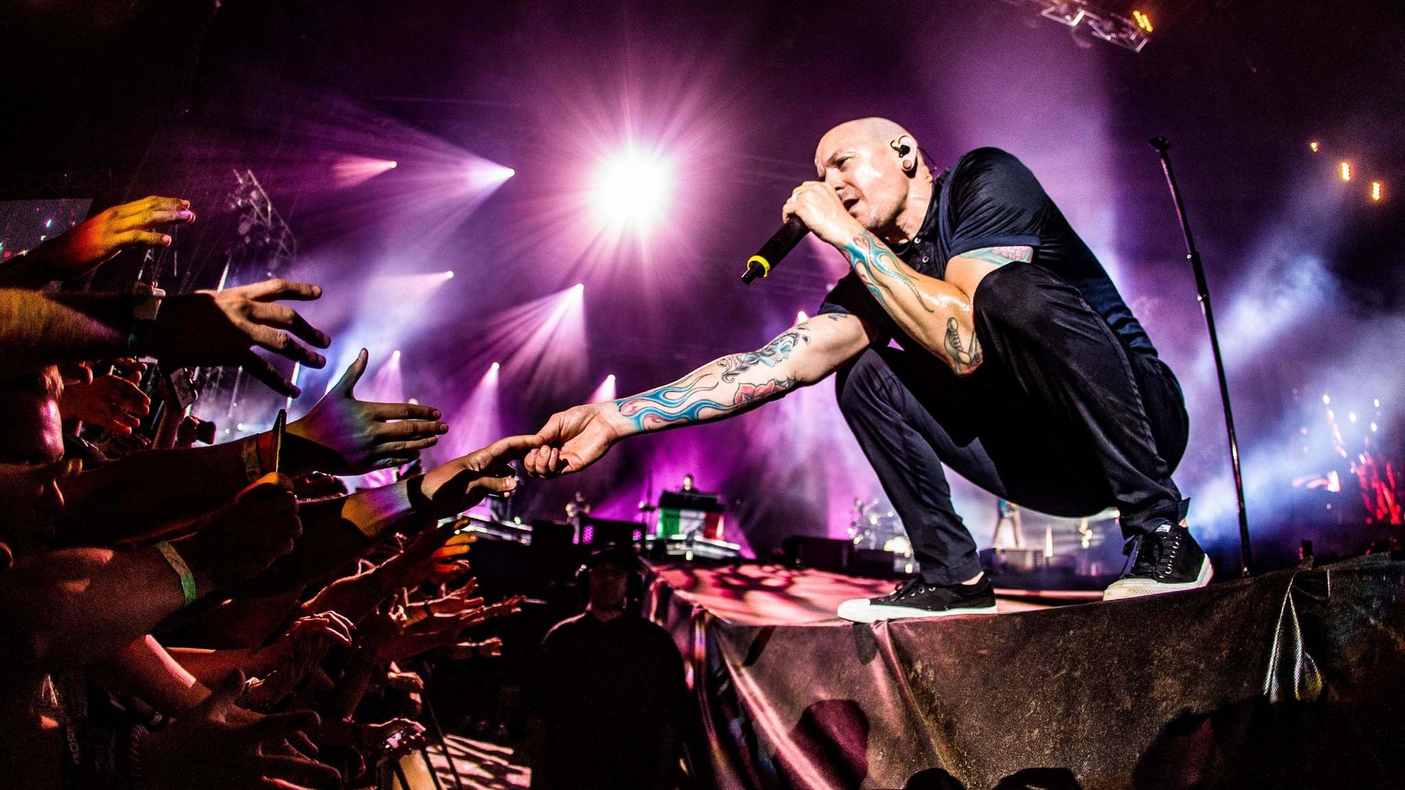 Chester Bennington Lights. Честер Беннингтон арт. Linkin Park. Линкин парк концерт with you.