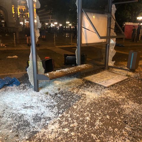 Zerstörtes Buswartehäuschen am Frankfurter Opernplatz