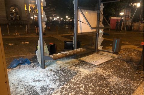 Zerstörtes Buswartehäuschen am Frankfurter Opernplatz