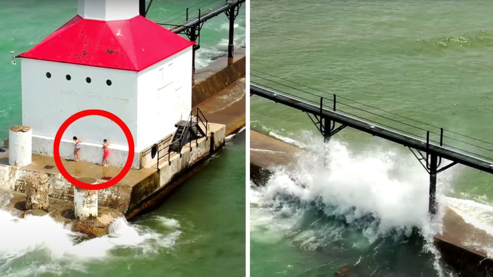 Zwei Kinder stehen an einem weißen Leuchtturm mit rotem Dach. Wellen spülen über die Mole, an dessen Ende der Leuchtturm steht Zwei Kinder stehen an einem weißen Leuchtturm mit rotem Dach. Wellen spülen über die Mole, an dessen Ende der Leuchtturm steht