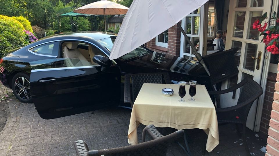 Ein Auto steht nach einem Unfall auf einem Grundstück in Appel