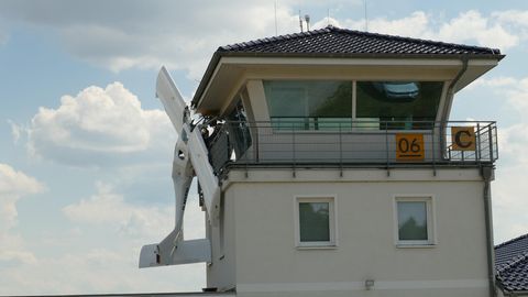 Ein Kleinflugzeug hängt nach einer Kollision am Tower des Flugplatzes Müncheberg-Eggersdorf (Landkreis Märkisch-Oderland).