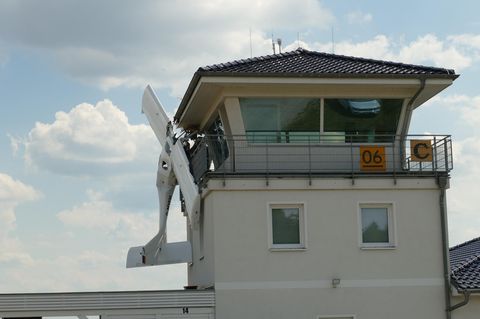Ein Kleinflugzeug hängt nach einer Kollision am Tower des Flugplatzes Müncheberg-Eggersdorf (Landkreis Märkisch-Oderland).