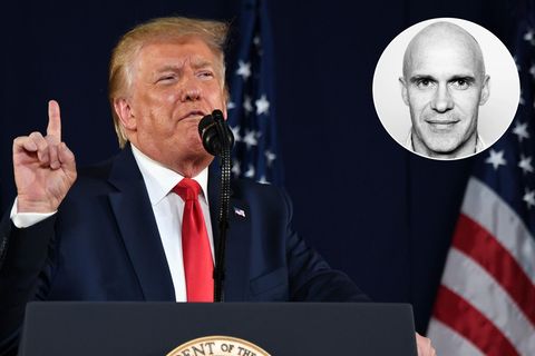 Donald Trump streckt hinter einem Rednerpult mit US-Wappen den rechten Zeigefinger mahnend in die Höhe