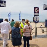 Bild 1 von 28 der Fotostrecke zum Klicken:  Belgien  Touristen aus Deutschland können problemlos einreisen, Grenzkontrollen oder Quarantäneregeln gelten für sie nicht. Wegen steigender Fallzahlen verschärft Belgien aber ab Samstag (25.7.) die Vorsichtsmaßnahmen gegen das Coronavirus wieder. Dann gilt eine Maskenpflicht auf öffentlichen Plätzen wie Märkten, Einkaufsmeilen und an anderen Orten mit viel Publikumsverkehr. Örtliche Behörden können die Regel ausweiten. In Bussen und Bahnen ist Mund-Nasen-Schutz ohnehin Pflicht. Gäste in Kneipen und Restaurants müssen Kontaktdaten hinterlassen.      An den Nordseeküsten gelten zum Teil zusätzliche Regeln: Für Strandbesuche an bestimmten Abschnitten wie in dem beliebten Ostende müssen Urlauber und Einheimische sich anmelden. Die Infektionszahlen in dem elf Millionen Einwohner zählenden Land sind in der vergangenen Woche um 89 Prozent gestiegen und liegen nun bei durchschnittlich 221 Fällen pro Tag. Für Reisende aus besonders schwer betroffenen Regionen hat Belgien Quarantäneregeln und Test-Pflichten  eingeführt, darunter sind Gegenden in Portugal und Spanien.