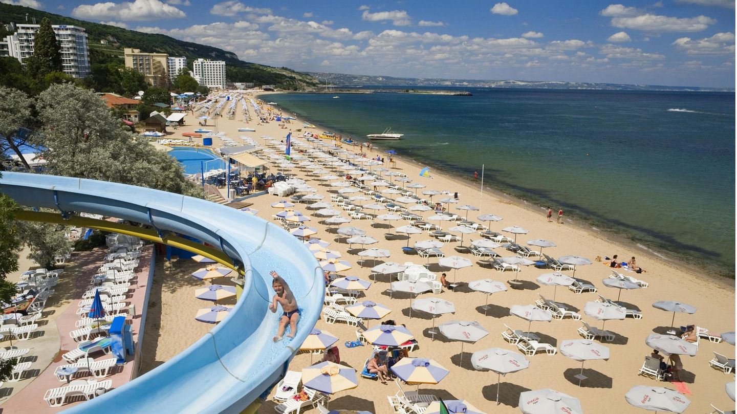 Sommerferien 2020: Bulgarien Für Feriengäste aus allen EU-Staaten gibt es seit Mitte Juli keine Quarantänepflicht. Reisende aus Schweden und Portugal müssen allerdings einen negativen Coronavirus-Test vorweisen. Bislang ist die Zahl der Gäste aber noch recht niedrig: An den Sandstränden und Promenaden ist es für Juli merkwürdig ruhig. Viele große Hotels in den Badeorten am Schwarzen Meer haben noch geschlossen, weil es ungewiss ist, mit wie vielen Gästen sie rechnen können. Die bereits geöffneten Hotels haben sich auf Corona-Schutzmaßnahmen eingestellt - wie größere Distanz zwischen Tischen und Stühlen. Wegen schnell steigender Corona-Fallzahlen sind Mund-Nasen-Masken in gemeinschaftlich genutzten geschlossenen Räumen wieder Pflicht - etwa in Supermärkten, Apotheken, Behörden und Kirchen. Nachtlokale dürfen seit 13. Juli auch die Innenbereiche wieder öffnen, allerdings auch dort bei einer Platzbesetzung von einem Gast pro Quadratmeter. Bulgarien Für Feriengäste aus allen EU-Staaten gibt es seit Mitte Juli keine Quarantänepflicht. Reisende aus Schweden und Portugal müssen allerdings einen negativen Coronavirus-Test vorweisen. Bislang ist die Zahl der Gäste aber noch recht niedrig: An den Sandstränden und Promenaden ist es für Juli merkwürdig ruhig. Viele große Hotels in den Badeorten am Schwarzen Meer haben noch geschlossen, weil es ungewiss ist, mit wie vielen Gästen sie rechnen können. Die bereits geöffneten Hotels haben sich auf Corona-Schutzmaßnahmen eingestellt - wie größere Distanz zwischen Tischen und Stühlen. Wegen schnell steigender Corona-Fallzahlen sind Mund-Nasen-Masken in gemeinschaftlich genutzten geschlossenen Räumen wieder Pflicht - etwa in Supermärkten, Apotheken, Behörden und Kirchen. Nachtlokale dürfen seit 13. Juli auch die Innenbereiche wieder öffnen, allerdings auch dort bei einer Platzbesetzung von einem Gast pro Quadratmeter.