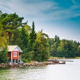 Finnland  Deutsche und viele andere Europäer dürfen seit Mitte Juli wieder in das Land einreisen. Auch die vom Auswärtigen Amt verhängte Reisewarnung wegen der Corona-Pandemie wurde am 13. Juli aufgehoben, womit für deutsche Reisende keinerlei Beschränkungen oder Quarantänevorschriften im Falle eines Finnland-Urlaubs mehr gelten. Entscheidend für die Finnen ist, dass in den entsprechenden Ländern innerhalb einer Zwei-Wochen-Periode weniger als acht neue Corona-Fälle pro 100 000 Einwohner verzeichnet worden sind.