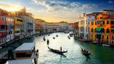 Italien  Reisende aus der EU oder aus dem Schengenraum dürfen seit Juni ohne Beschränkungen einreisen. Sie müssen - anders als Besucher aus Nicht-EU-Ländern - auch nicht in Quarantäne. Innerhalb des Landes darf man sich ungehindert fortbewegen. Die Infektionszahlen waren zuletzt leicht gestiegen, was neue Unruhe ausgelöst hatte. Allerdings beschränkt sich das auf lokale, kleinere Virusherde. In Geschäften, Zügen oder anderen geschlossenen Räumen gilt bis mindestens 31. Juli Maskenpflicht.      An Stränden müssen Distanzregeln eingehalten werden - was teils aber nicht richtig gelingt. An Seen im Inland bleiben Bäder aber unter der Woche teils sehr leer. In den Bars und Restaurants haben viele Wirte ihre Tische fast komplett nach draußen gestellt. Manchmal gibt es zusätzlich eine Plexiglas-Abtrennung zum nächsten Tisch. Vorherige Reservierungen sind erwünscht, aber kein Muss.