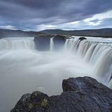 Island  Die stark vom Tourismus abhängige Insel im Nordatlantik führte Mitte Juni die Möglichkeit für Urlauber ein, sich direkt bei der Einreise auf Corona testen zu lassen. Damit wurde internationalen Touristen eine Alternative zur seit April vorgeschriebenen 14-tägigen Quarantäne nach der Ankunft gegeben. Für deutsche Island-Abenteurer fällt diese Maßgabe weg, weshalb sie sich nun ebenso wie Reisende aus Dänemark, Norwegen und Finnland auch ohne Corona-Test auf die Suche nach Gletschern und Geysiren machen können. Bedingung ist nur, dass man in den 14 Tagen vor Einreise nicht in einem Risikogebiet war.