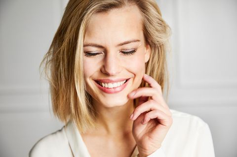 Getönte Tagescreme ist Feuchtigkeitspflege und Make-up in einem Produkt