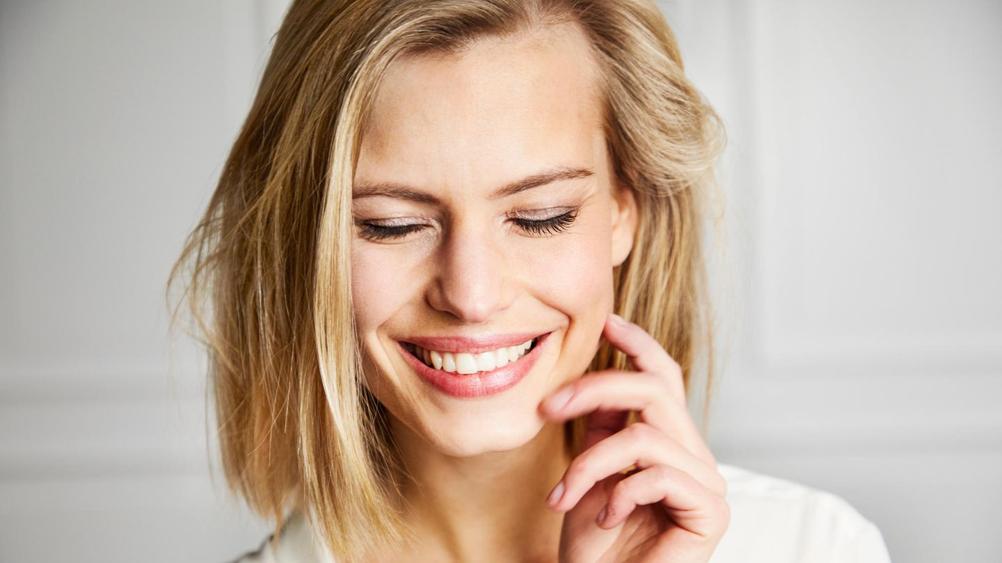 Getönte Tagescreme ist Feuchtigkeitspflege und Make-up in einem Produkt