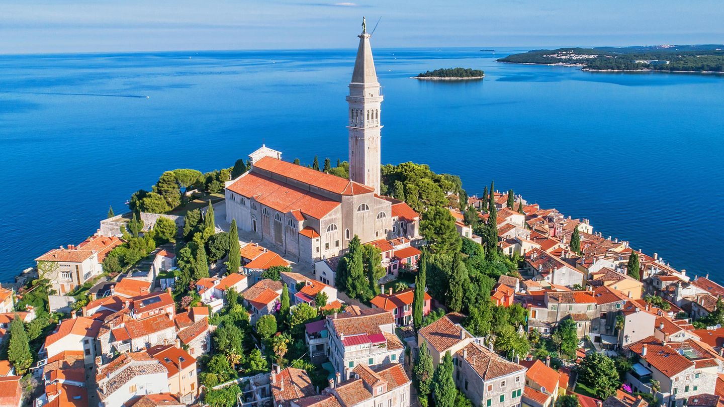 Kroatien  KROATIEN: Kroatien erlaubt Deutschen und Bürgern einiger anderer EU-Staaten seit Anfang Juni die Einreise ohne Nachweis bestimmter Gründe. Seit 10. Juli gilt dies für die Bürger aller EU-Staaten. Die Reisenden müssen an der Grenze nur erklären, wo sie sich aufhalten werden und wie sie erreichbar sind.      Damit sollen sie gefunden werden können, wenn es in ihrer Umgebung neue Corona-Infektionen gibt. Ein entsprechendes Formular kann vor Reiseantritt aus dem Internet heruntergeladen werden. An den Stränden gelten Abstandsregeln, eine Überbelegung soll verhindert werden. In Geschäften und öffentlichen Verkehrsmitteln gilt seit dem 13. Juli wieder Maskenpflicht.