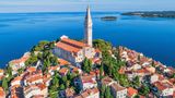 Kroatien  KROATIEN: Kroatien erlaubt Deutschen und Bürgern einiger anderer EU-Staaten seit Anfang Juni die Einreise ohne Nachweis bestimmter Gründe. Seit 10. Juli gilt dies für die Bürger aller EU-Staaten. Die Reisenden müssen an der Grenze nur erklären, wo sie sich aufhalten werden und wie sie erreichbar sind.      Damit sollen sie gefunden werden können, wenn es in ihrer Umgebung neue Corona-Infektionen gibt. Ein entsprechendes Formular kann vor Reiseantritt aus dem Internet heruntergeladen werden. An den Stränden gelten Abstandsregeln, eine Überbelegung soll verhindert werden. In Geschäften und öffentlichen Verkehrsmitteln gilt seit dem 13. Juli wieder Maskenpflicht.